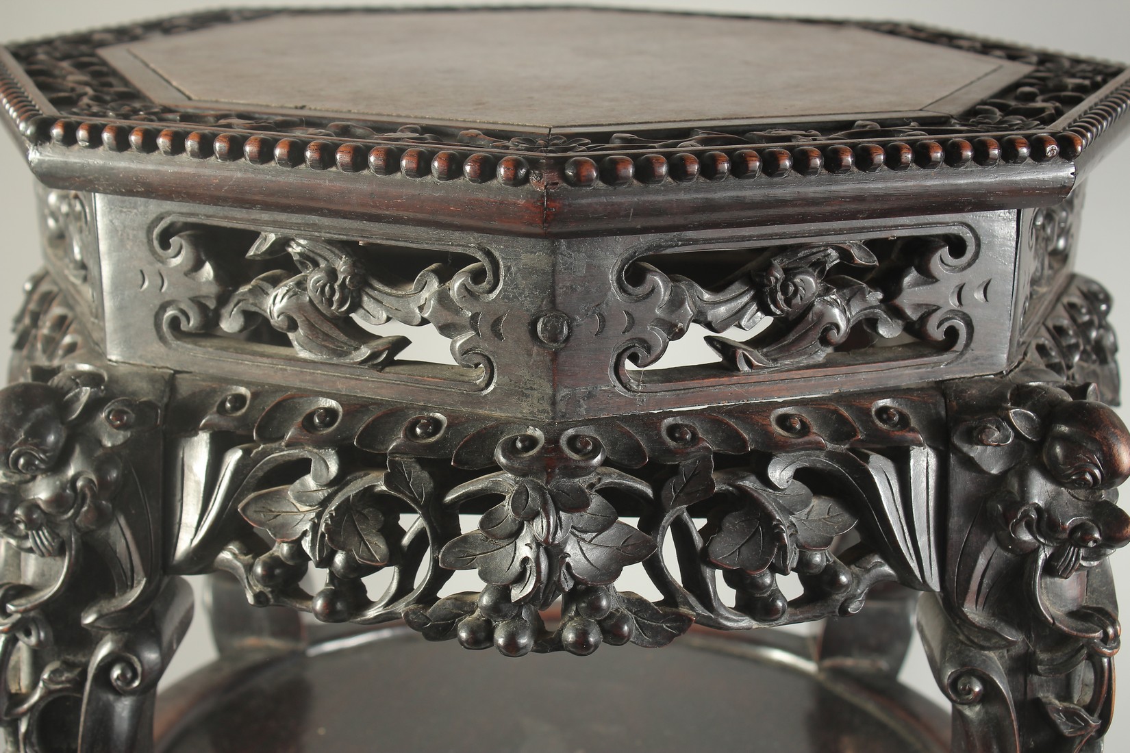 A FINE CHINESE MARBLE INSET CARVED HARDWOOD OCTAGONAL STAND, with carved and pierced foliate - Image 4 of 6