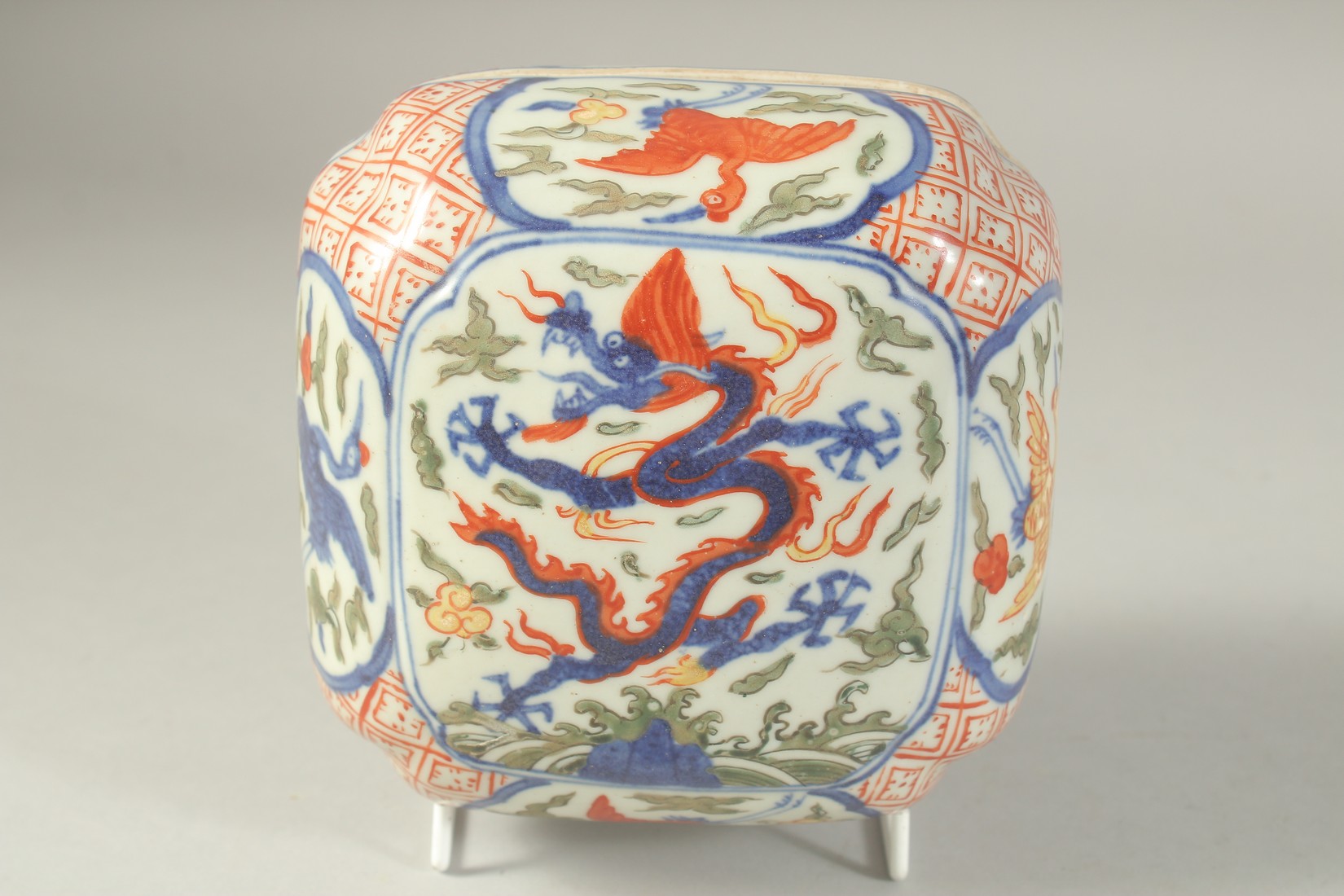 A CHINESE WUCAI PORCELAIN DRAGON BOX. 16.5ins wide. - Image 2 of 3