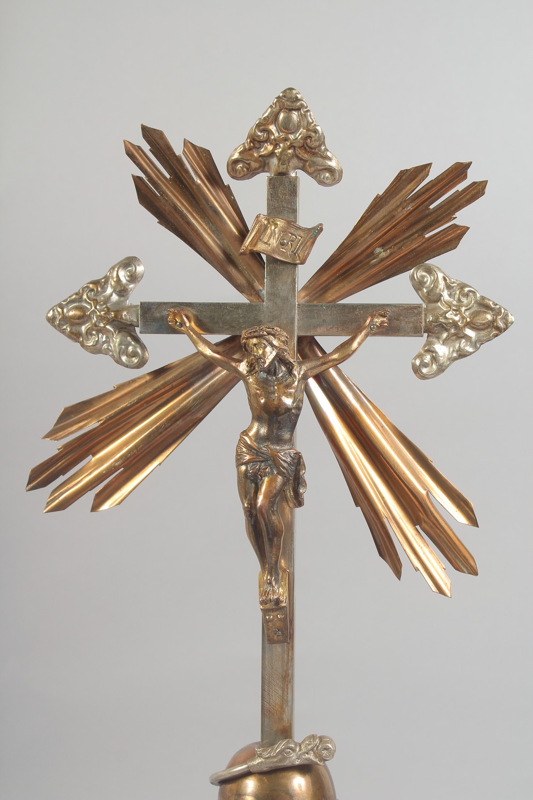 A CONTINENTAL SILVER GILT ALTER PIECE. 21ins high. - Image 5 of 6