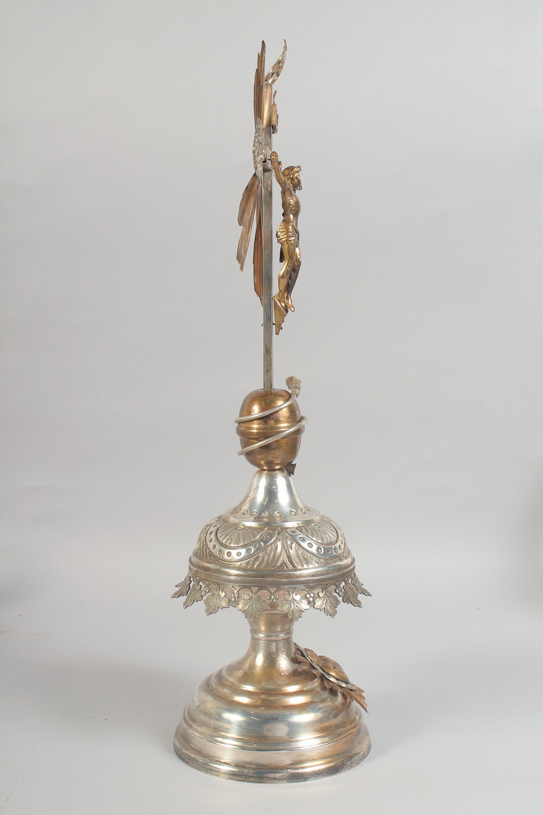 A CONTINENTAL SILVER GILT ALTER PIECE. 21ins high. - Image 2 of 6