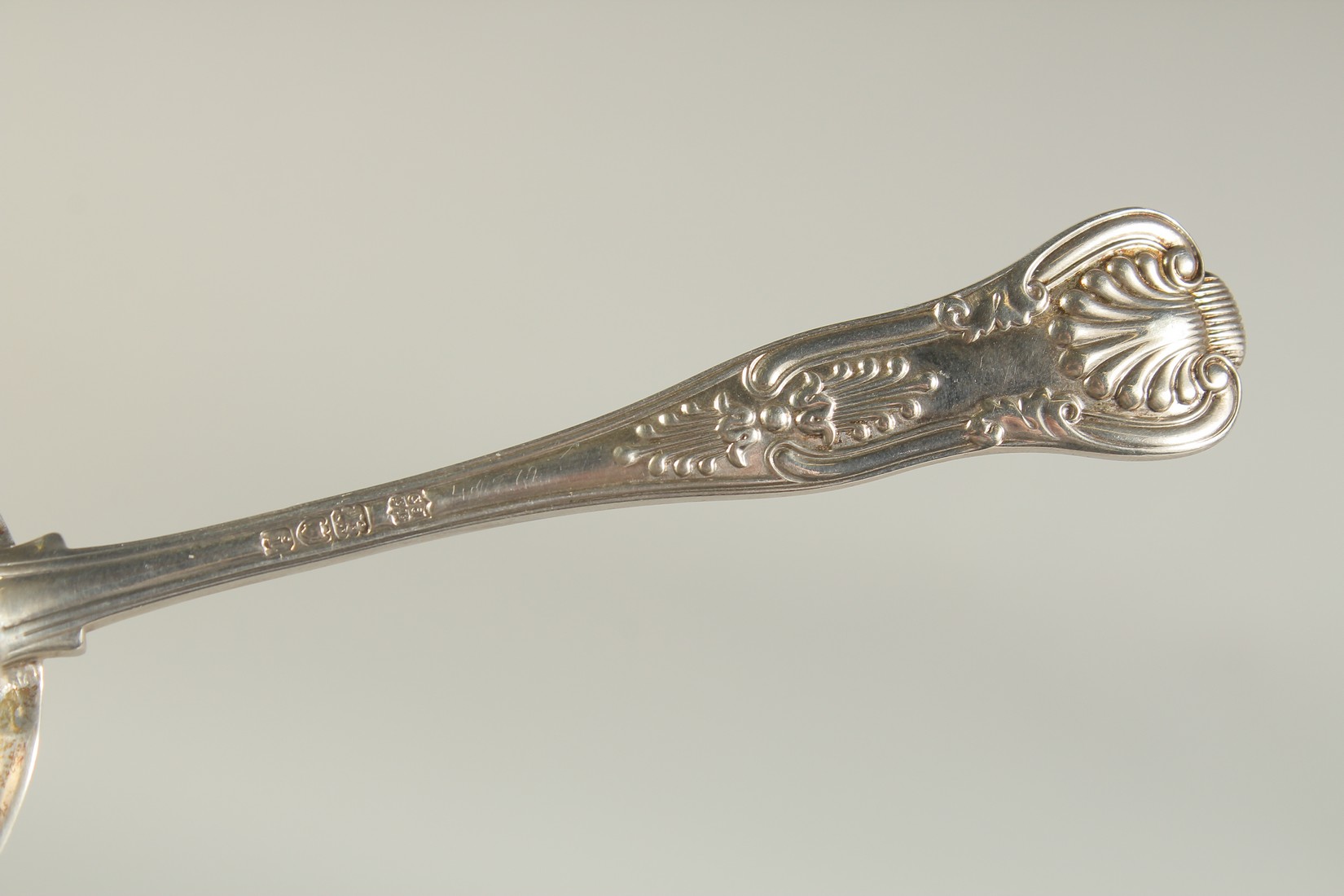 A SILVER TEA STRAINER, LONDON, 1904, together with a silver frame. Tea strainer: hallmarked. - Image 6 of 9