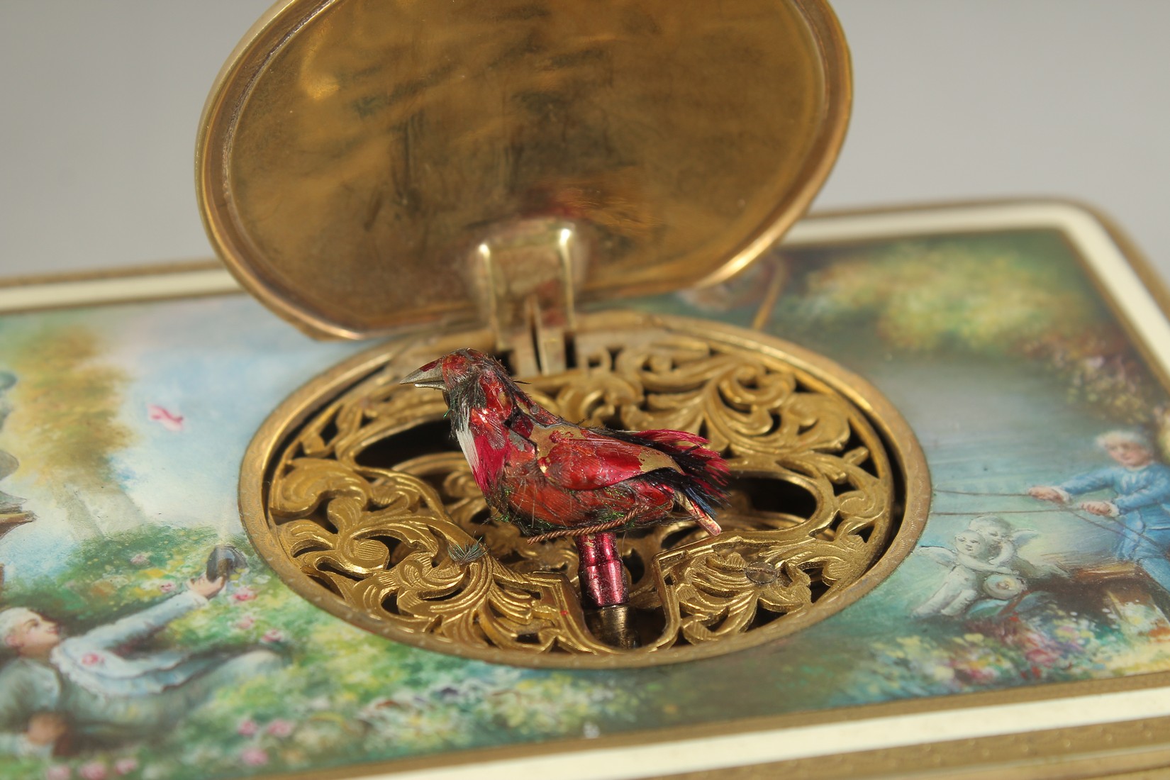 A SUPERB ANTIQUE KARL GRIESBAUN SINGING BIRD BOX AUTOMATON, gilt metal, stamped E.B. in a circle. - Image 8 of 8