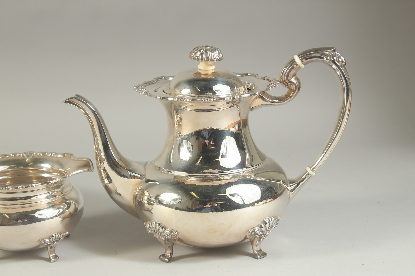 A VERY GOOD FOUR PIECE SILVER CIRCULAR TEA SET of pie crust design with shell mounts, comprising: - Image 5 of 10