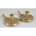 A GOOD PAIR OF 18TH CENTURY TURNED BRASS CHAMBER CANDLESTICKS. 3.5ins diameter.