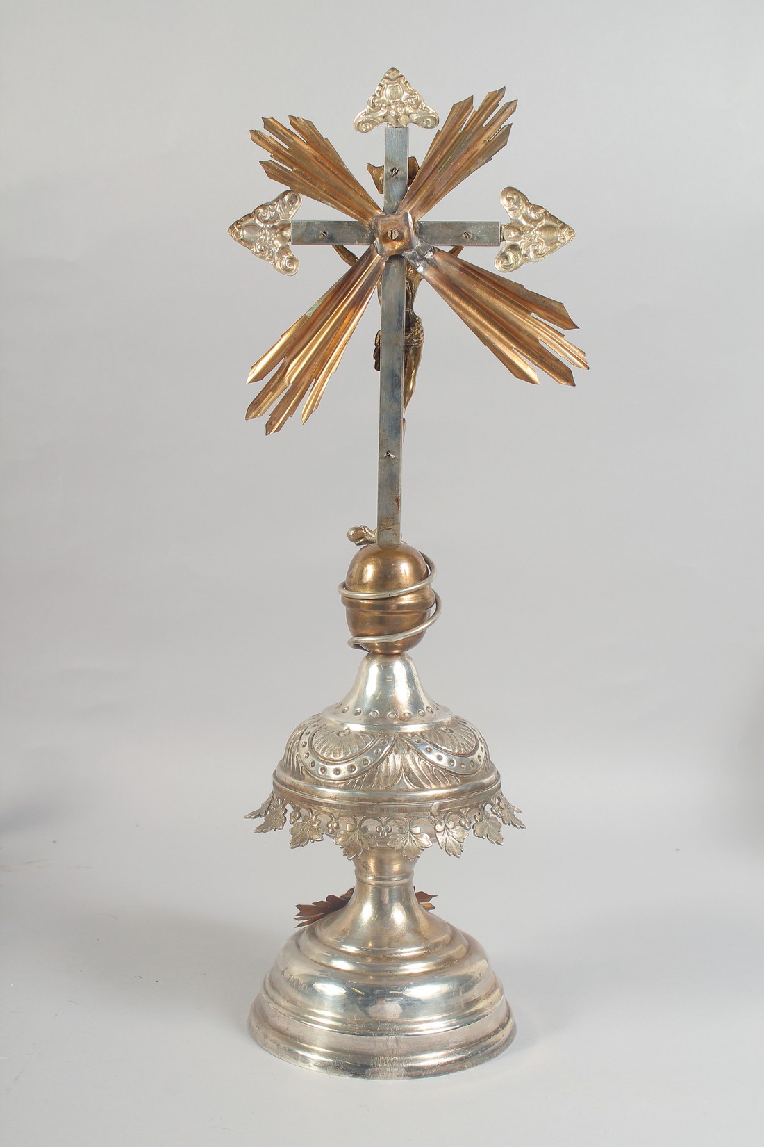 A CONTINENTAL SILVER GILT ALTER PIECE. 21ins high. - Image 3 of 6