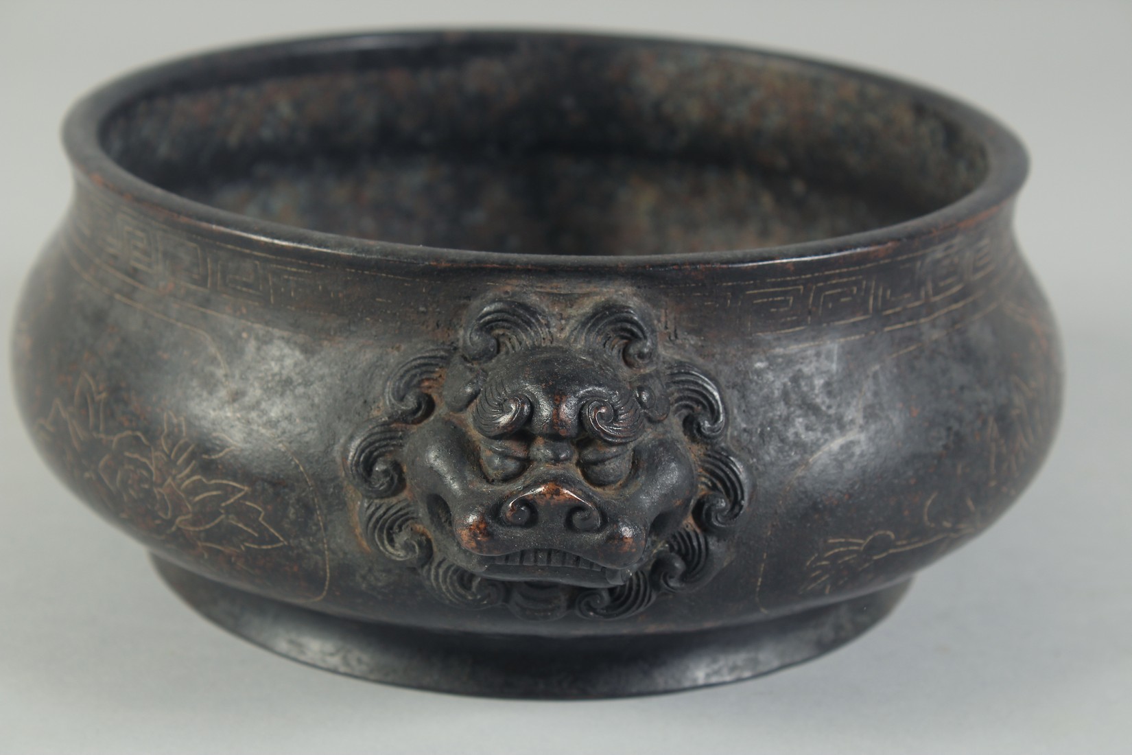 A GOOD CHINESE BRONZE SILVER INLAID CIRCULAR CENSER with dragon handles. 8ins diameter. - Image 4 of 5