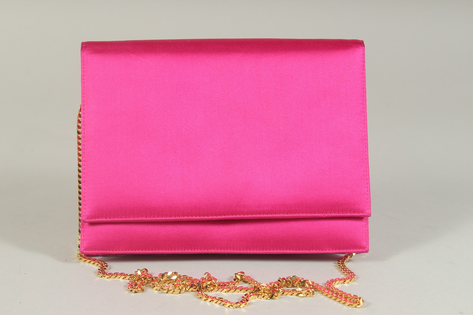 A RAYNE, BY APPOINTMENT TO HER MAJESTY THE QUEEN, PINK FABRIC EVENING BAG, 6.5ins long. - Image 4 of 4