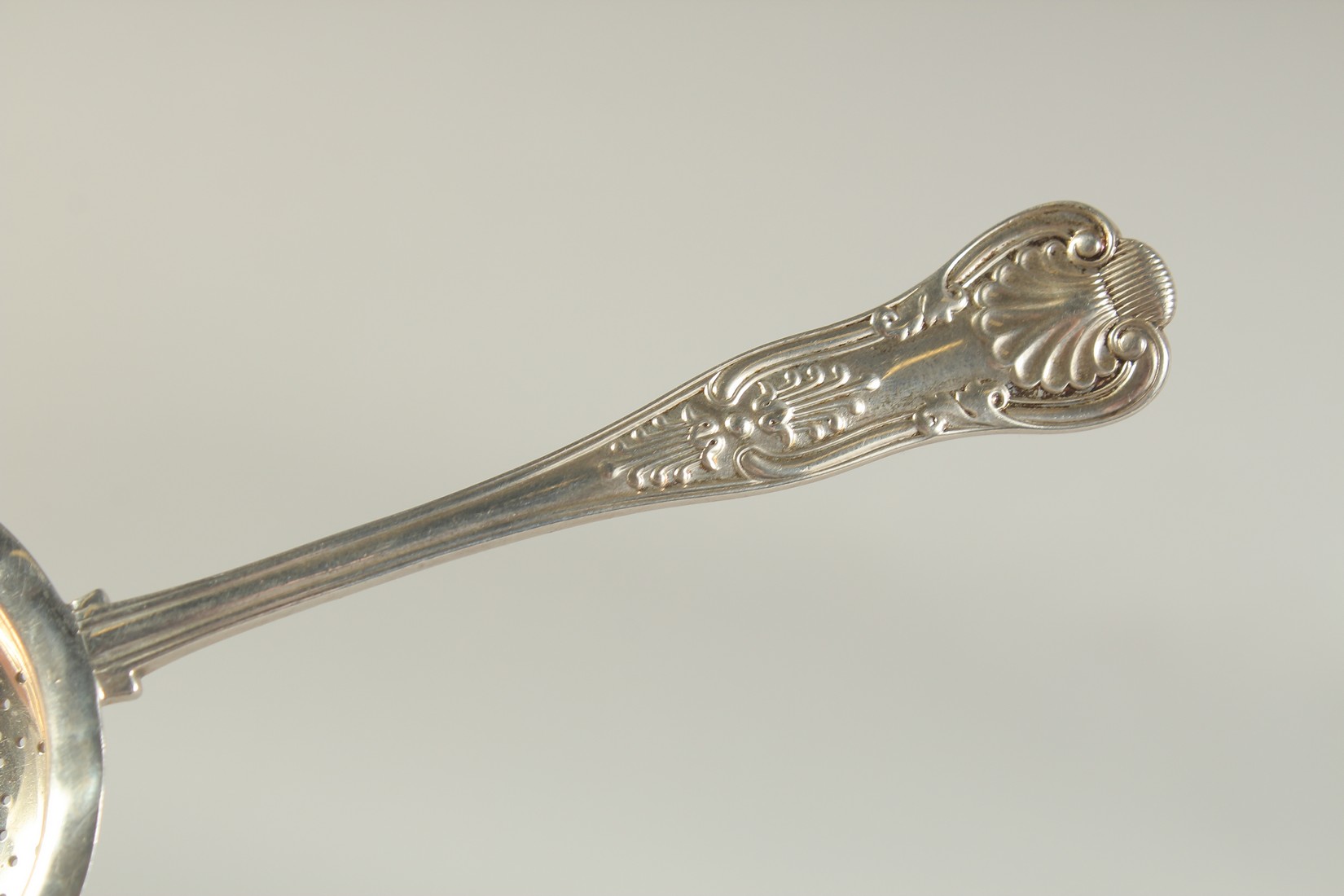 A SILVER TEA STRAINER, LONDON, 1904, together with a silver frame. Tea strainer: hallmarked. - Image 5 of 9