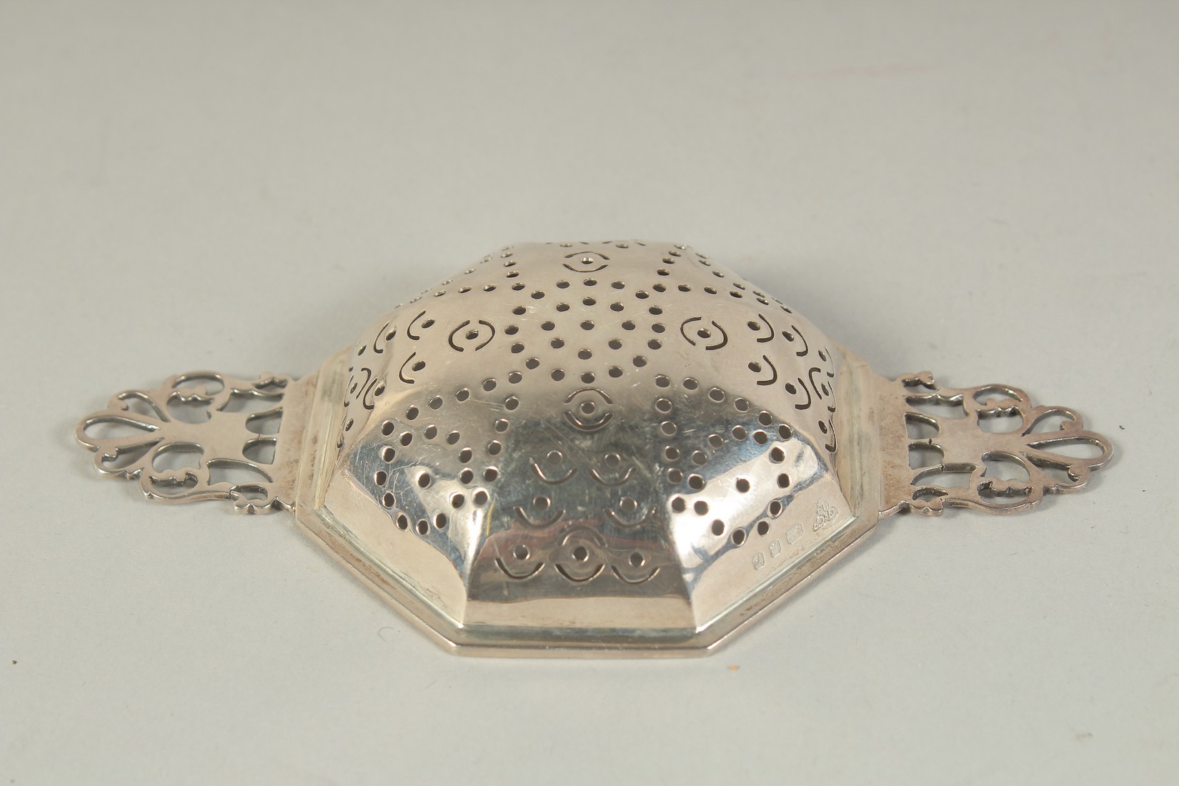 A TWO HANDLED SILVER TEA STRAINER. - Image 2 of 3