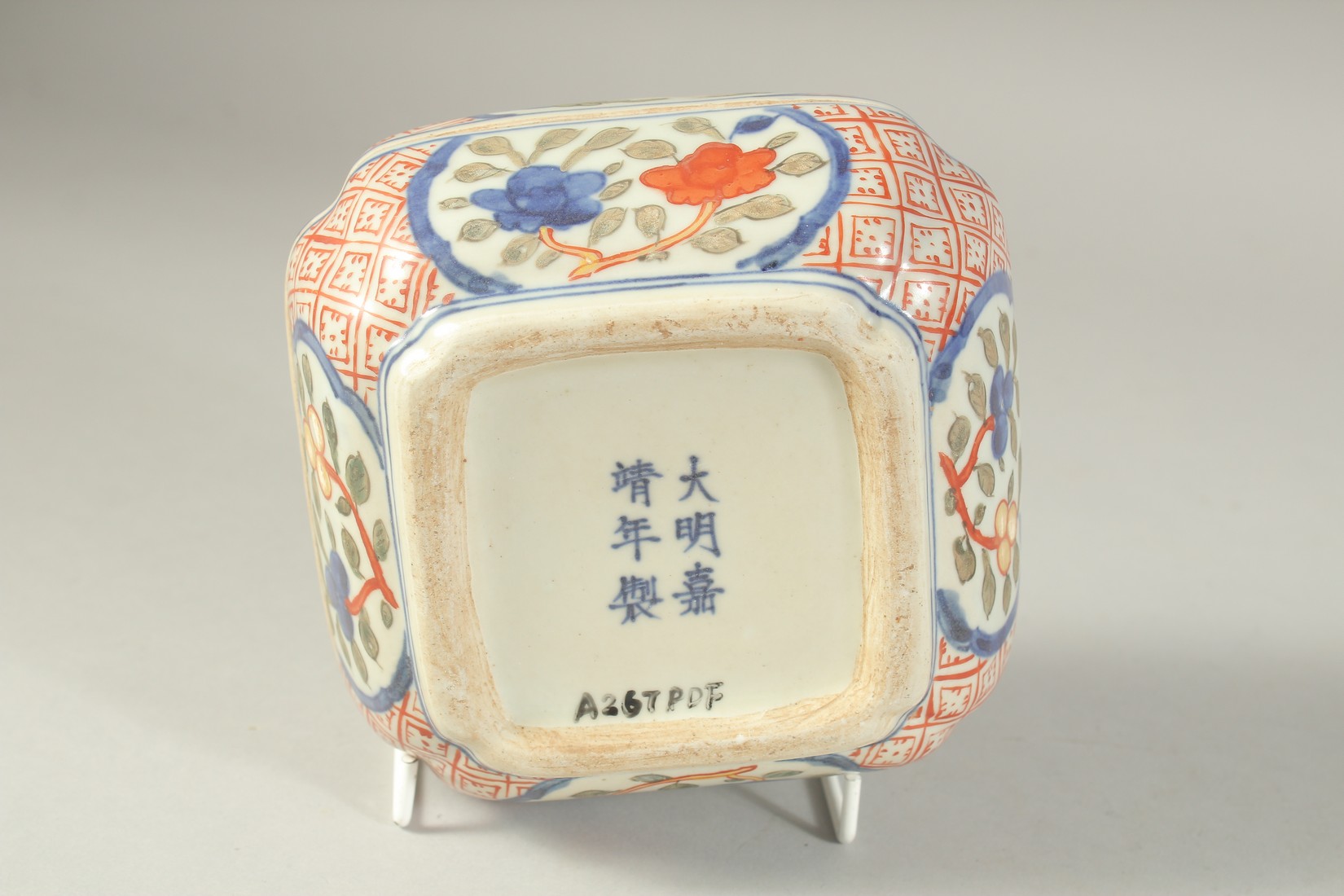 A CHINESE WUCAI PORCELAIN DRAGON BOX. 16.5ins wide. - Image 3 of 3