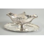 A GOOD DUCAL CROWN SILVER TWO HANDLED SAUCE TUREEN AND STAND. Weight: 20ozs.