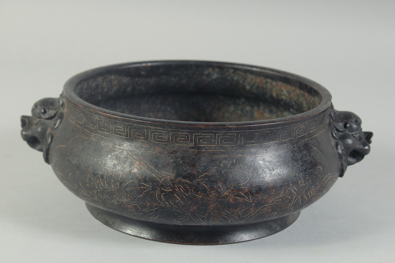 A GOOD CHINESE BRONZE SILVER INLAID CIRCULAR CENSER with dragon handles. 8ins diameter. - Image 3 of 5