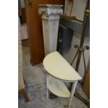 A plaster column (af) and a small painted table.
