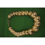 A chunky gilt necklace.