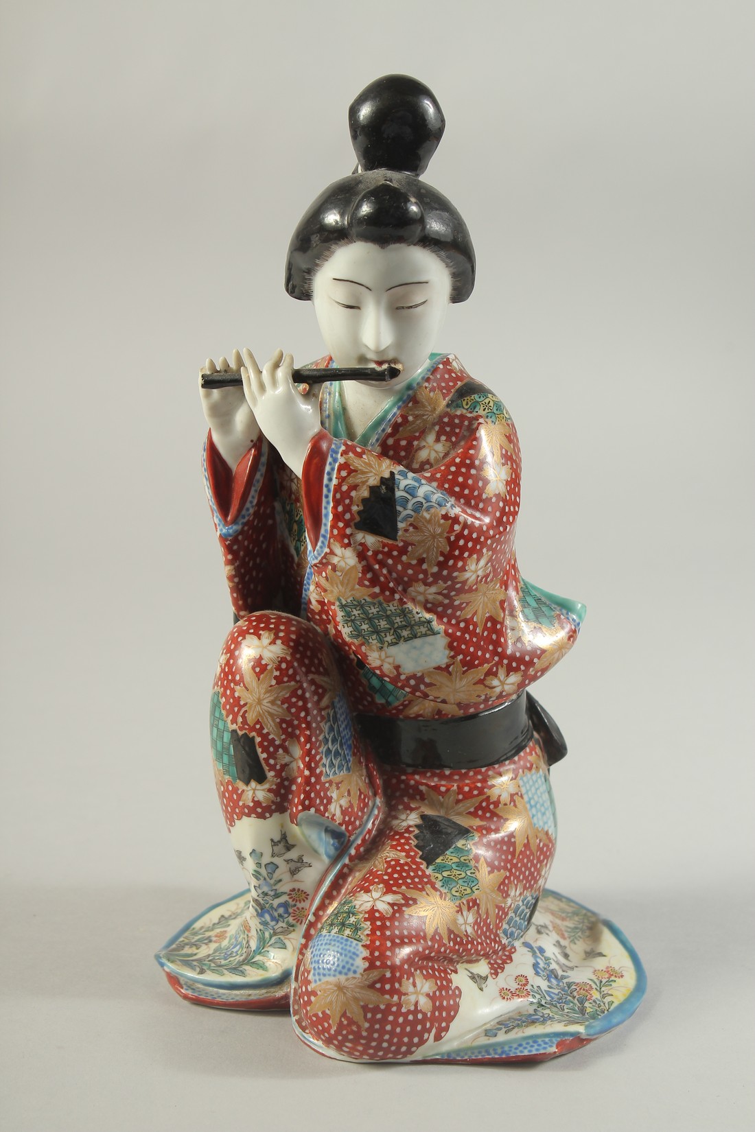 A JAPANESE PORCELAIN IMARI BIJIN, 25cm high.