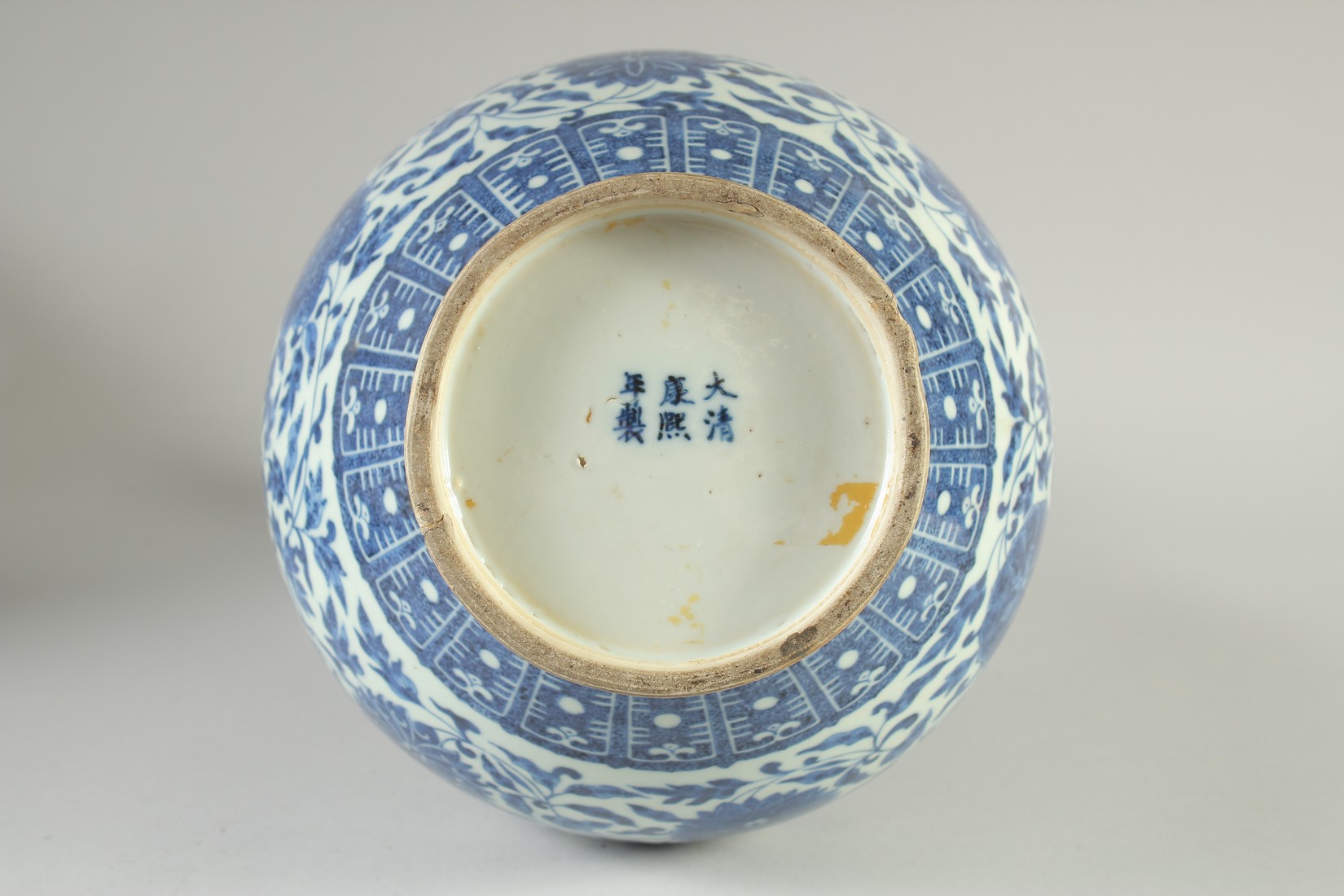 A LARGE 19TH CENTURY CHINESE BLUE AND WHITE PORCELAIN VASE, painted with bands of floral motifs with - Image 6 of 7