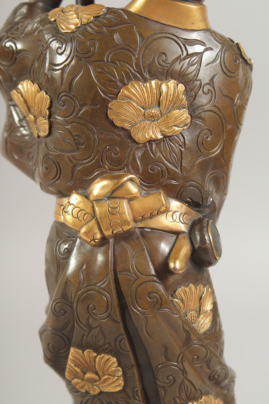 A FINE JAPANESE MEIJI PERIOD BRONZE OKIMONO holding a cloisonne urn aloft, the figure with gilt - Image 8 of 8