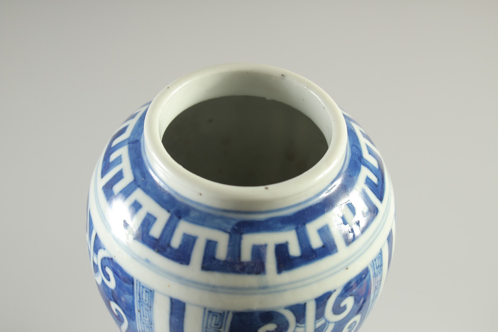 A 19TH CENTURY CHINESE BLUE AND WHITE PORCELAIN GARLIC HEAD VASE, painted with archaic-style motifs, - Image 5 of 7