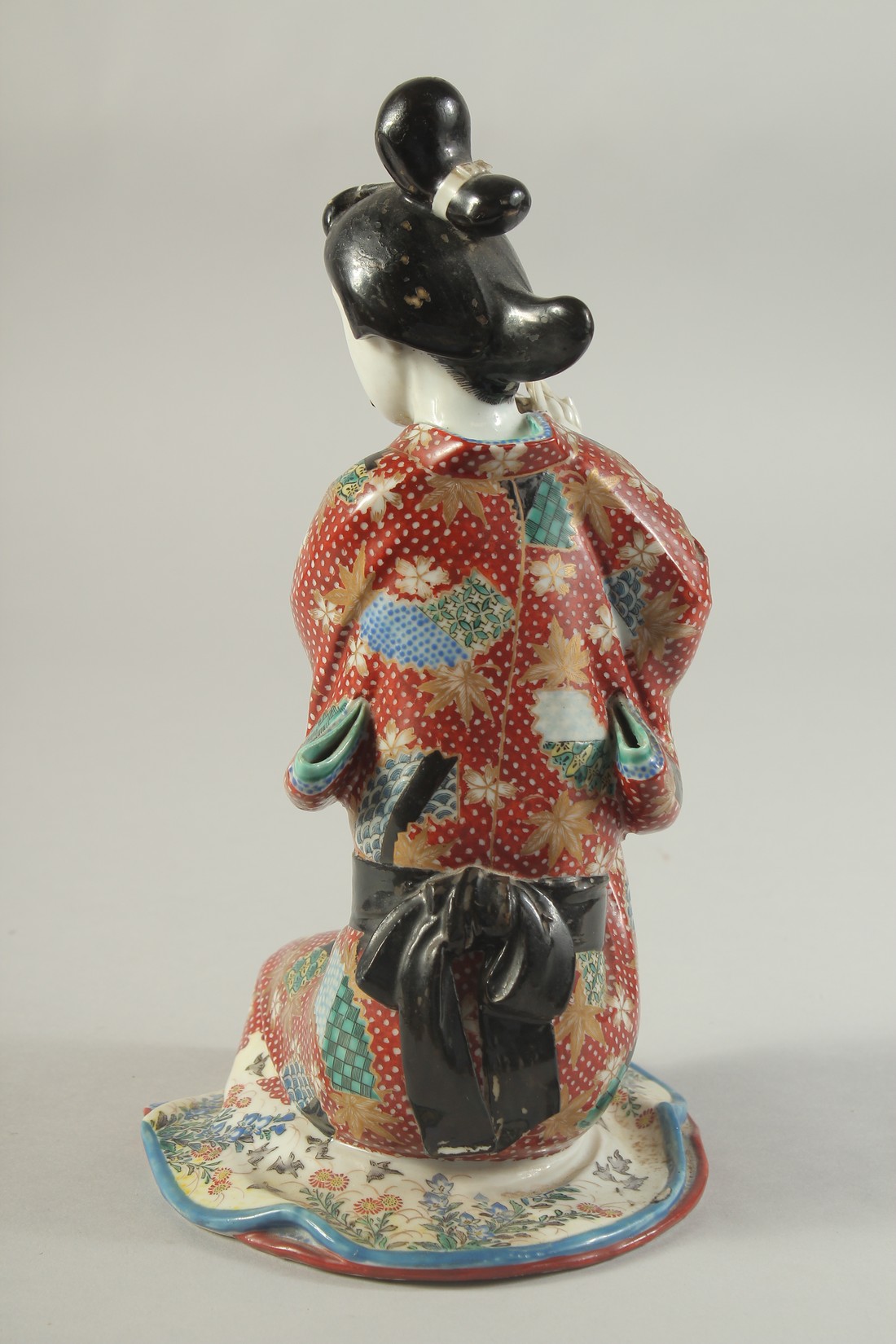 A JAPANESE PORCELAIN IMARI BIJIN, 25cm high. - Image 3 of 7