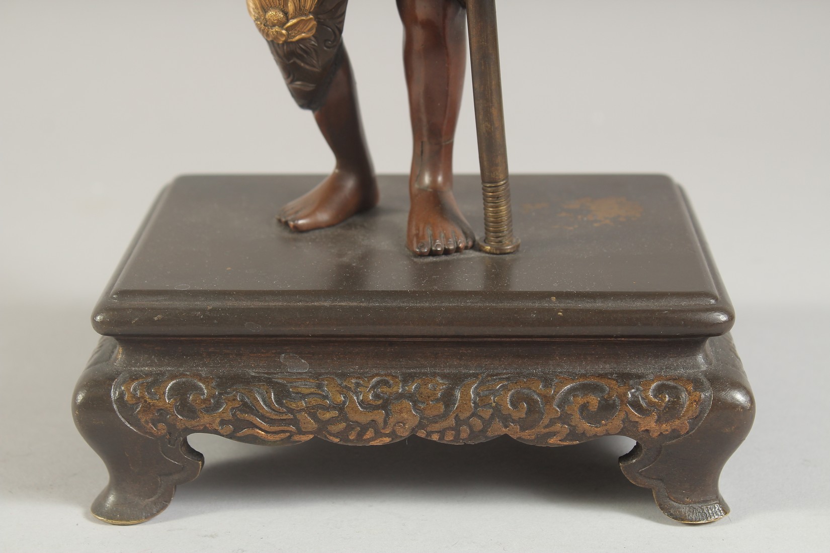 A FINE JAPANESE MEIJI PERIOD BRONZE OKIMONO holding a cloisonne urn aloft, the figure with gilt - Image 7 of 8