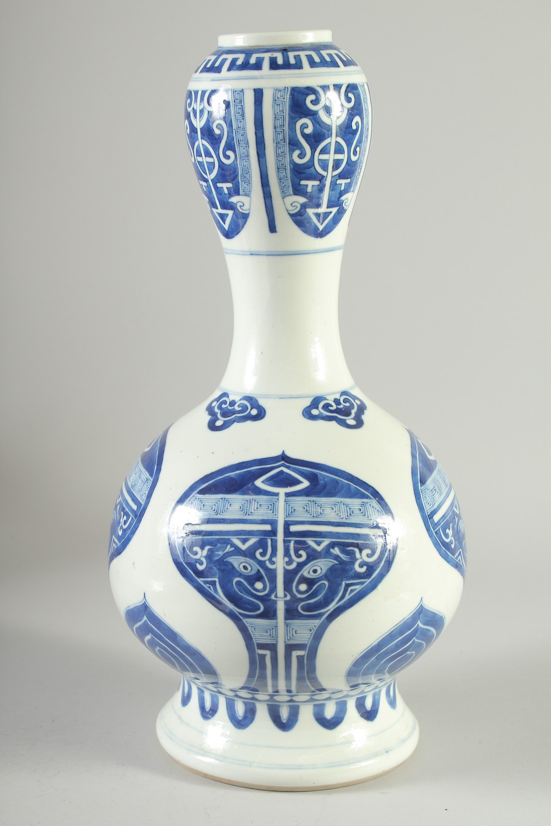 A 19TH CENTURY CHINESE BLUE AND WHITE PORCELAIN GARLIC HEAD VASE, painted with archaic-style motifs, - Image 2 of 7