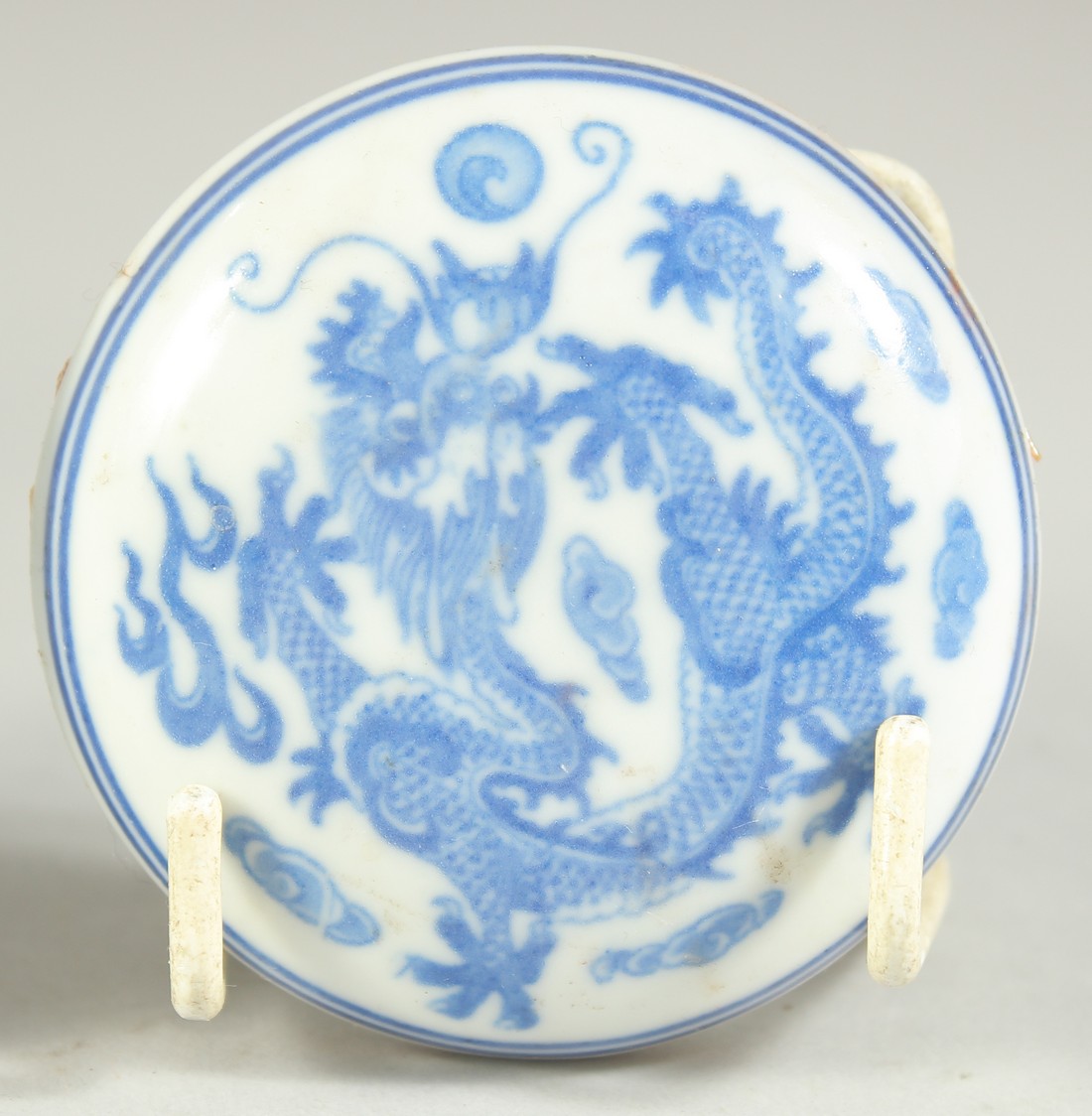 A JAPANESE PORCELAIN VASE AND DISH, together with a blue and white dish and box, (4). - Image 5 of 6