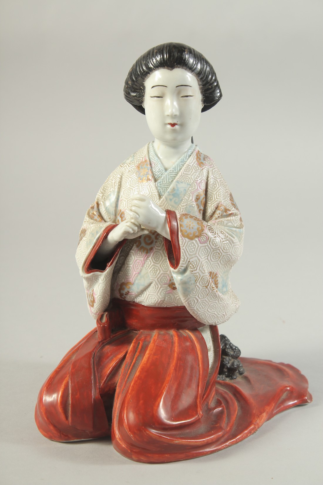 A JAPANESE PORCELAIN IMARI BIJIN, 25cm high.