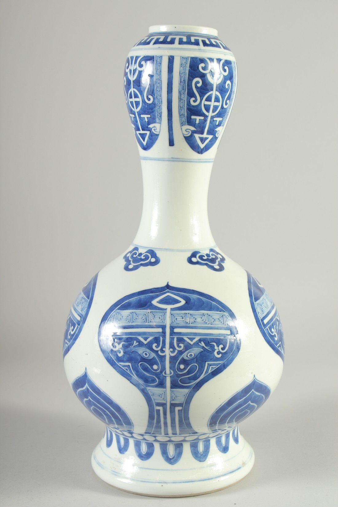 A 19TH CENTURY CHINESE BLUE AND WHITE PORCELAIN GARLIC HEAD VASE, painted with archaic-style motifs, - Image 4 of 7
