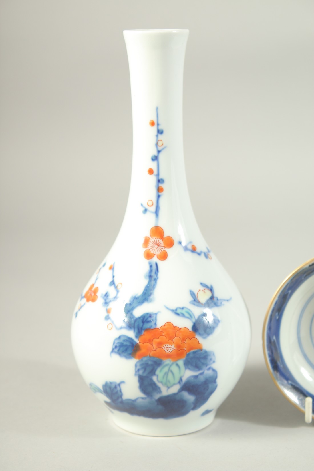 A JAPANESE PORCELAIN VASE AND DISH, together with a blue and white dish and box, (4). - Image 2 of 6