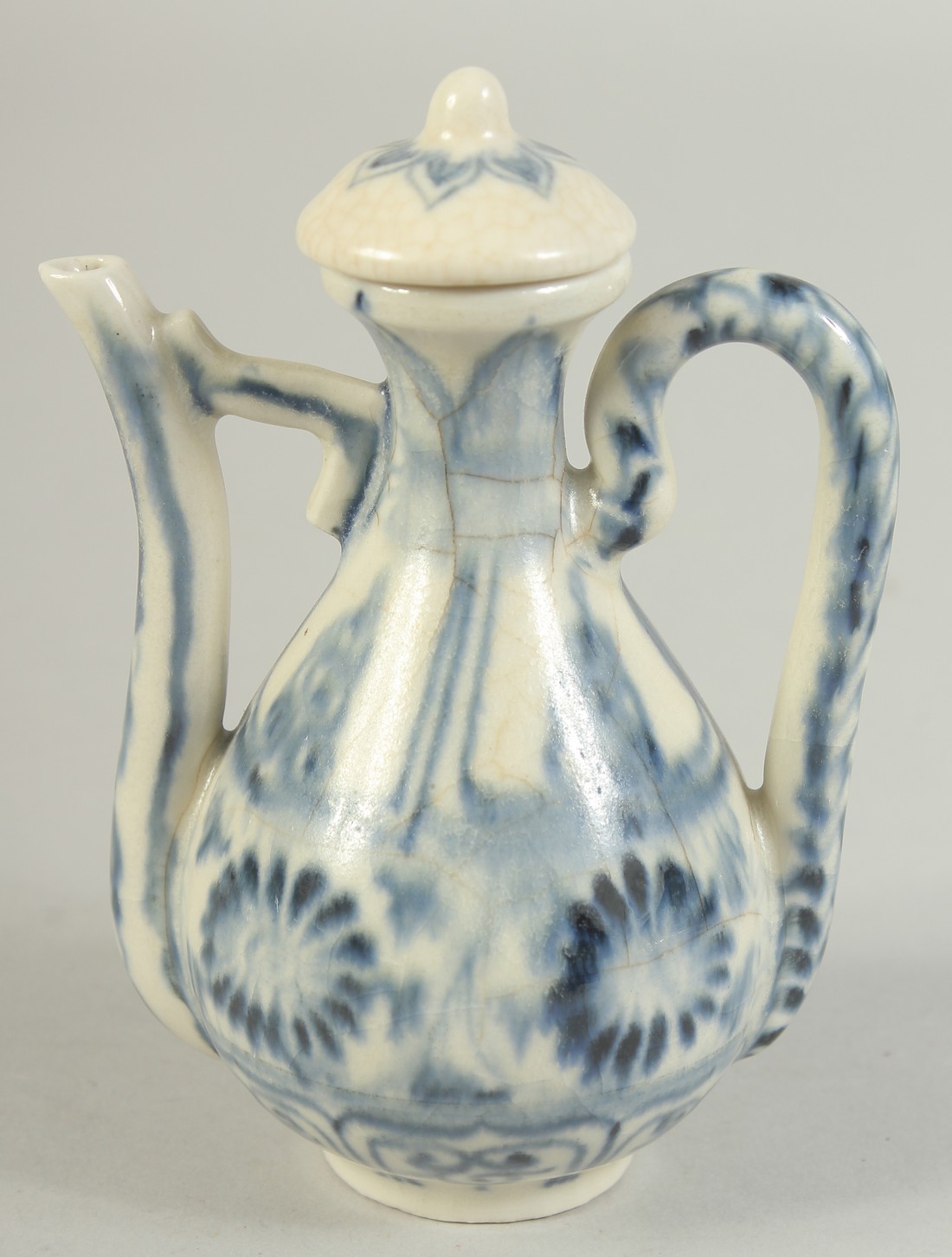 A SMALL CHINESE ISLAMIC MARKET BLUE AND WHITE LIDDED EWER, 12cm high.