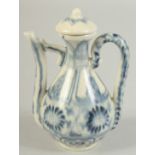 A SMALL CHINESE ISLAMIC MARKET BLUE AND WHITE LIDDED EWER, 12cm high.