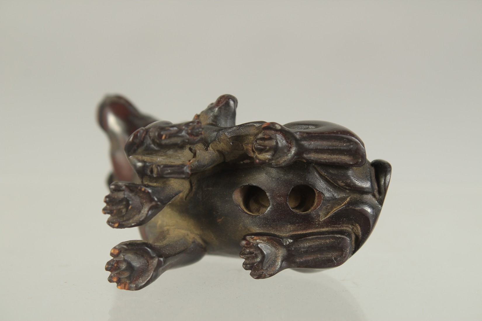 A FINELY CARVED CHINESE SNUFF BOTTLE IN THE FORM OF A FISH, together with a Japanese wooden - Image 4 of 7