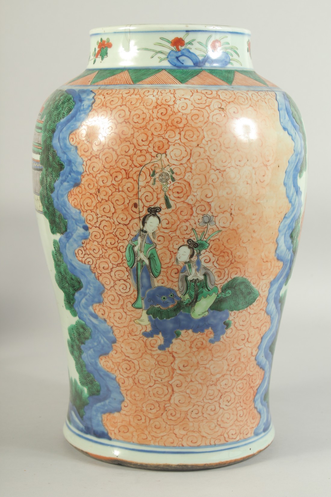 A LARGE 19TH CENTURY CHINESE FAMILLE VERTE AND CORAL RED PORCELAIN JAR, painted with various - Image 2 of 6