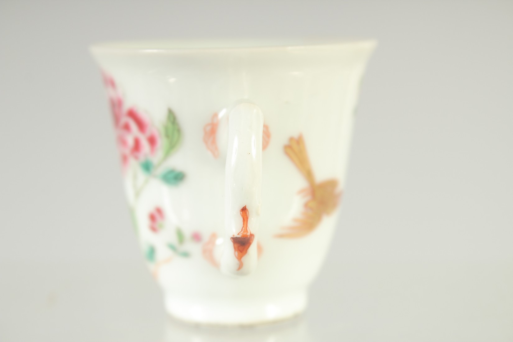 A 19TH CENTURY CHINESE FAMILLE ROSE PORCELAIN TEACUP, painted with a bird and flora, 6cm high. - Image 4 of 6