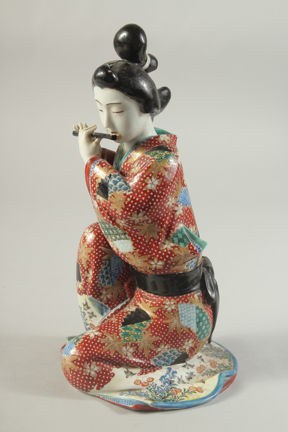 A JAPANESE PORCELAIN IMARI BIJIN, 25cm high. - Image 4 of 7