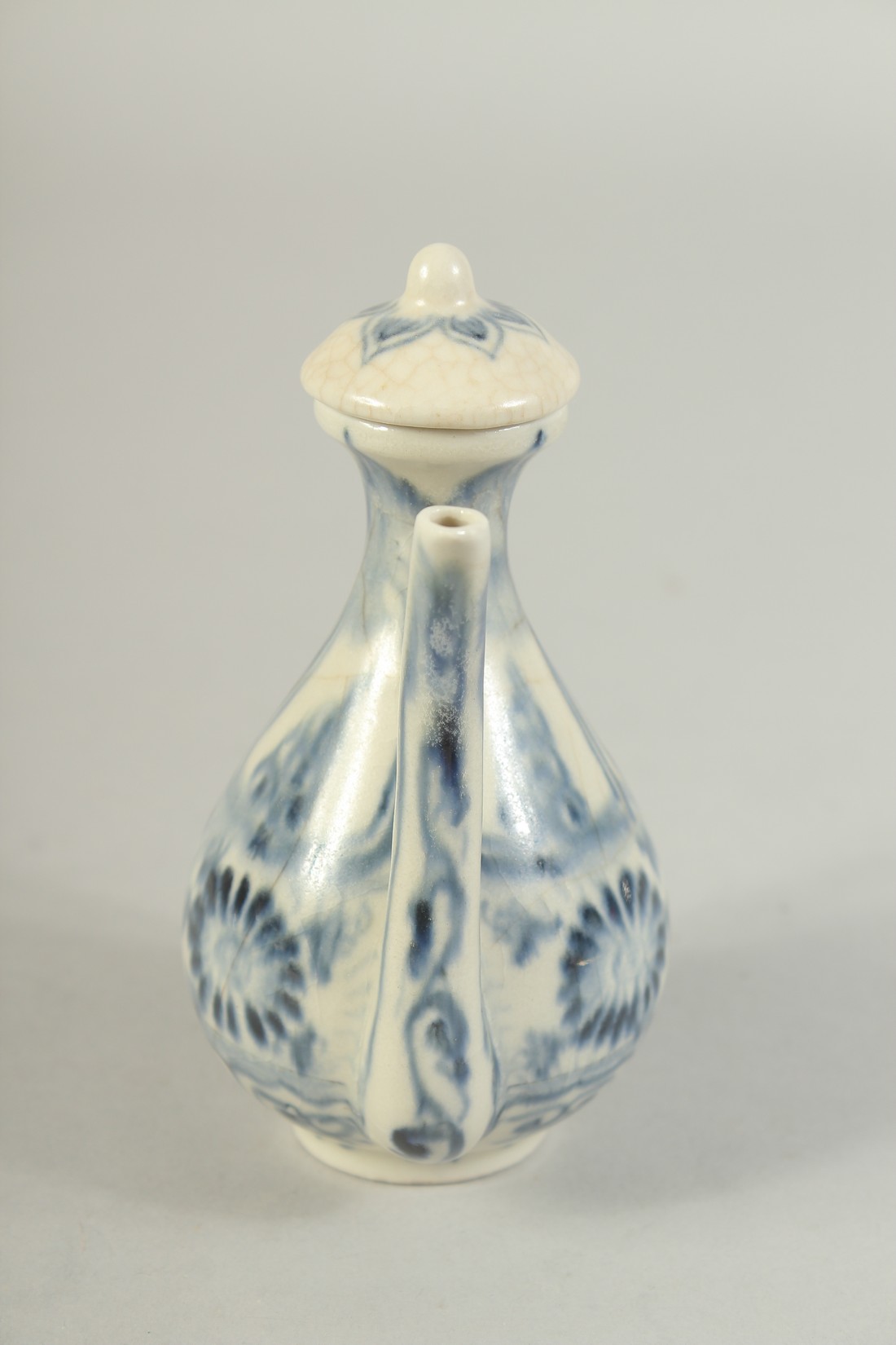 A SMALL CHINESE ISLAMIC MARKET BLUE AND WHITE LIDDED EWER, 12cm high. - Image 2 of 5