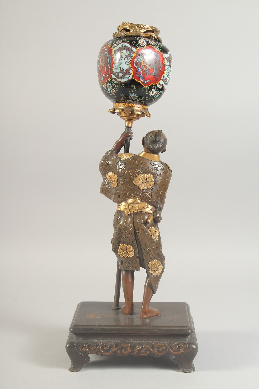 A FINE JAPANESE MEIJI PERIOD BRONZE OKIMONO holding a cloisonne urn aloft, the figure with gilt - Image 3 of 8