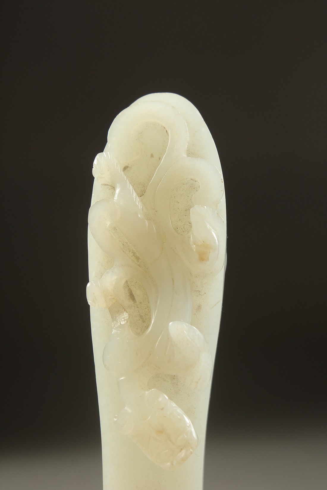 AN 18TH CENTURY CHINESE CARVED JADE DRAGON AND CHILONG BELT HOOK, 12cm long. - Image 5 of 7