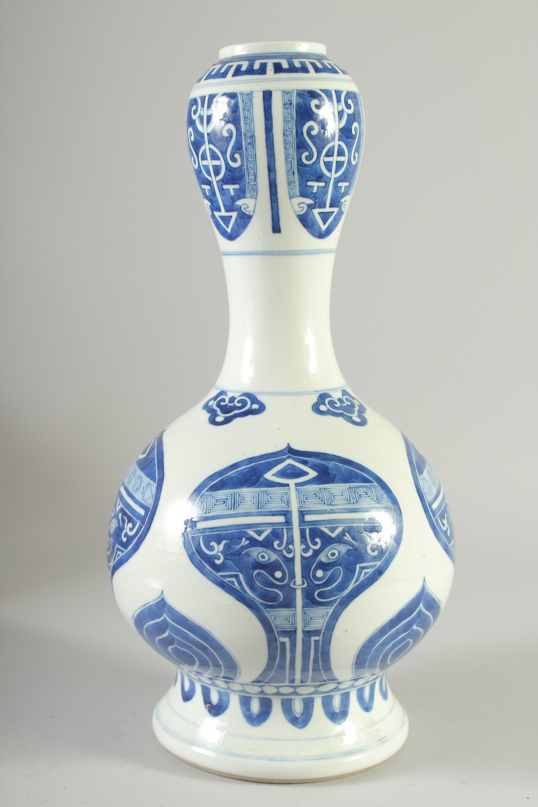 A 19TH CENTURY CHINESE BLUE AND WHITE PORCELAIN GARLIC HEAD VASE, painted with archaic-style motifs,
