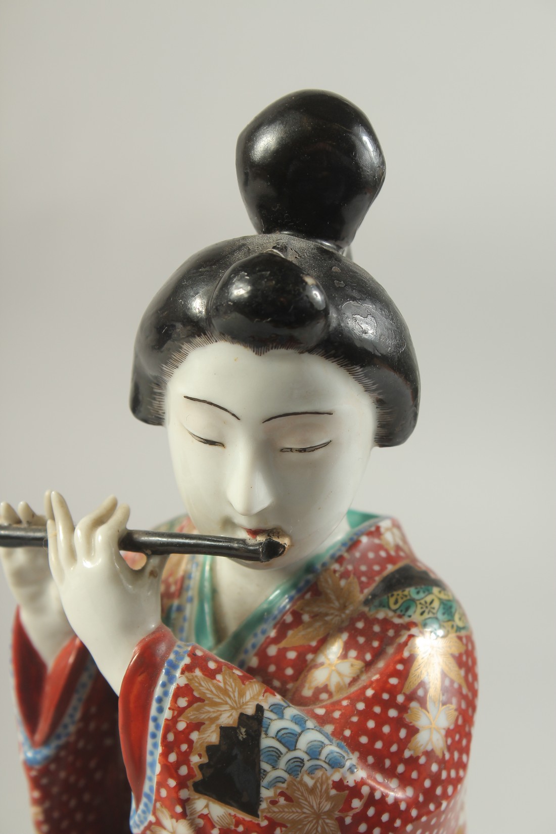 A JAPANESE PORCELAIN IMARI BIJIN, 25cm high. - Image 5 of 7