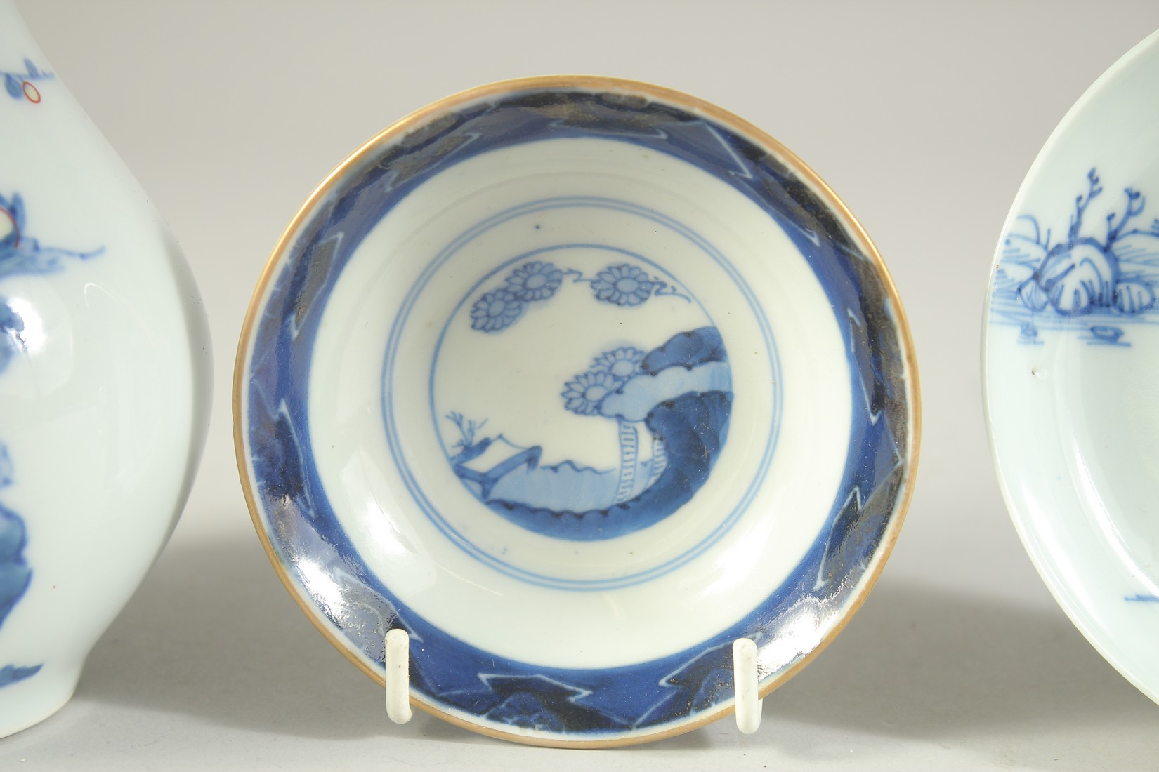 A JAPANESE PORCELAIN VASE AND DISH, together with a blue and white dish and box, (4). - Image 3 of 6