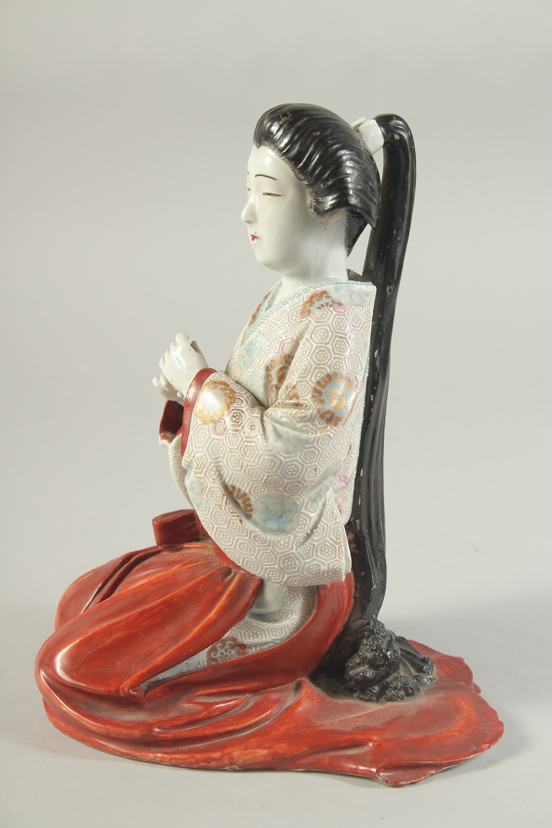 A JAPANESE PORCELAIN IMARI BIJIN, 25cm high. - Image 7 of 8