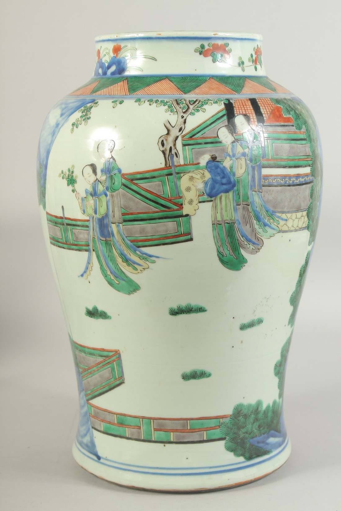 A LARGE 19TH CENTURY CHINESE FAMILLE VERTE AND CORAL RED PORCELAIN JAR, painted with various - Image 3 of 6