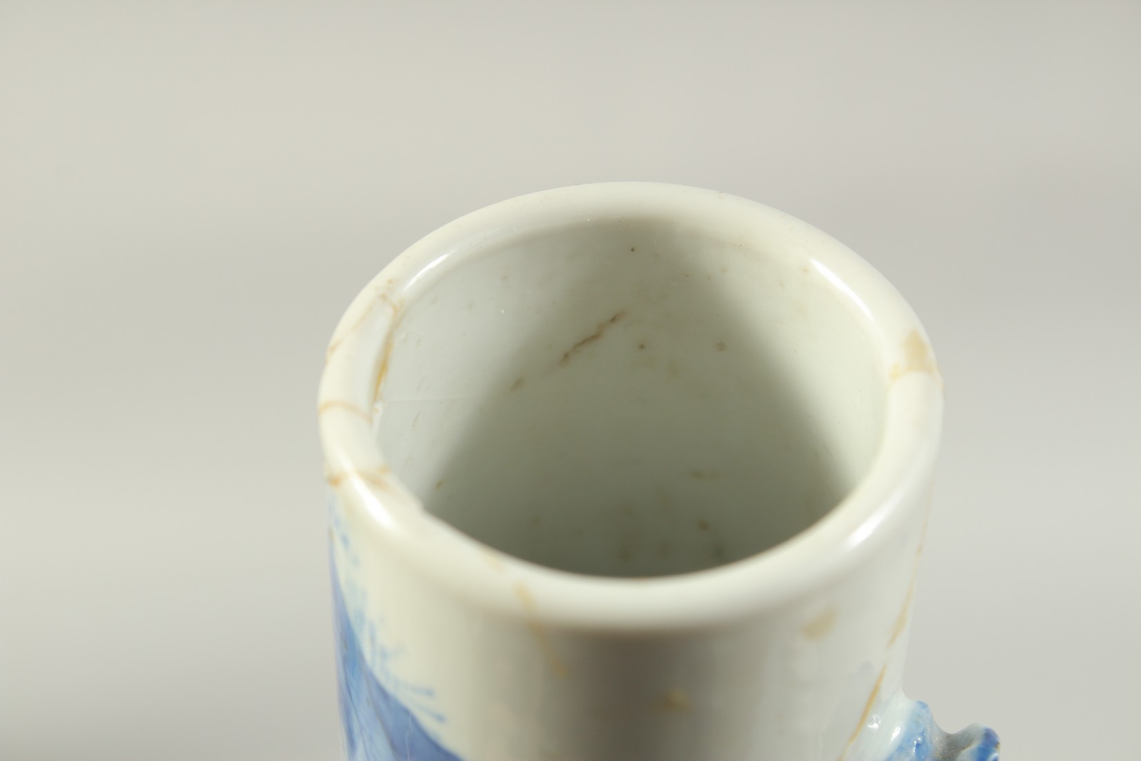 A JAPANESE ARITA BLUE AND WHITE PORCELAIN JUG, painted with landscape and with dragon formed handle, - Image 7 of 8