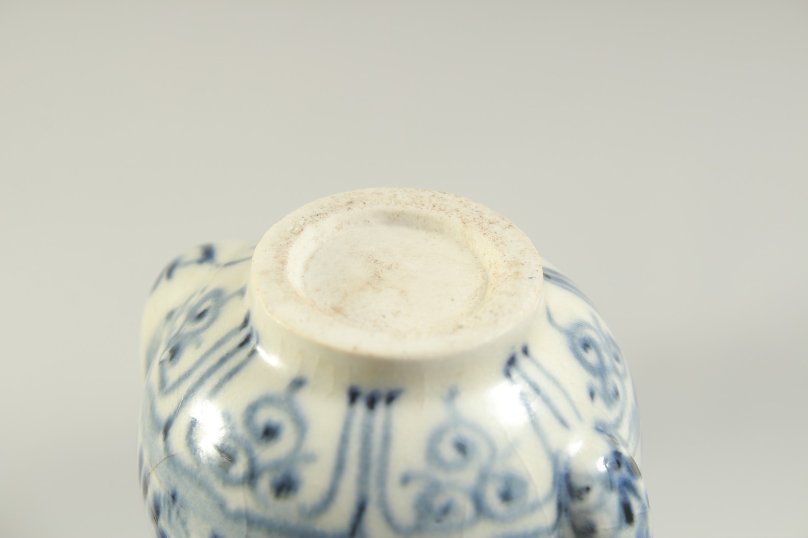 A SMALL CHINESE ISLAMIC MARKET BLUE AND WHITE LIDDED EWER, 12cm high. - Image 5 of 5