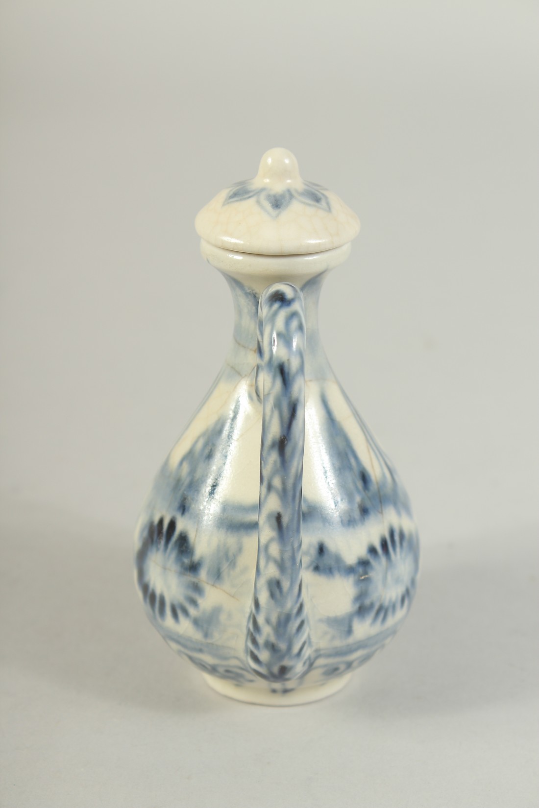 A SMALL CHINESE ISLAMIC MARKET BLUE AND WHITE LIDDED EWER, 12cm high. - Image 4 of 5
