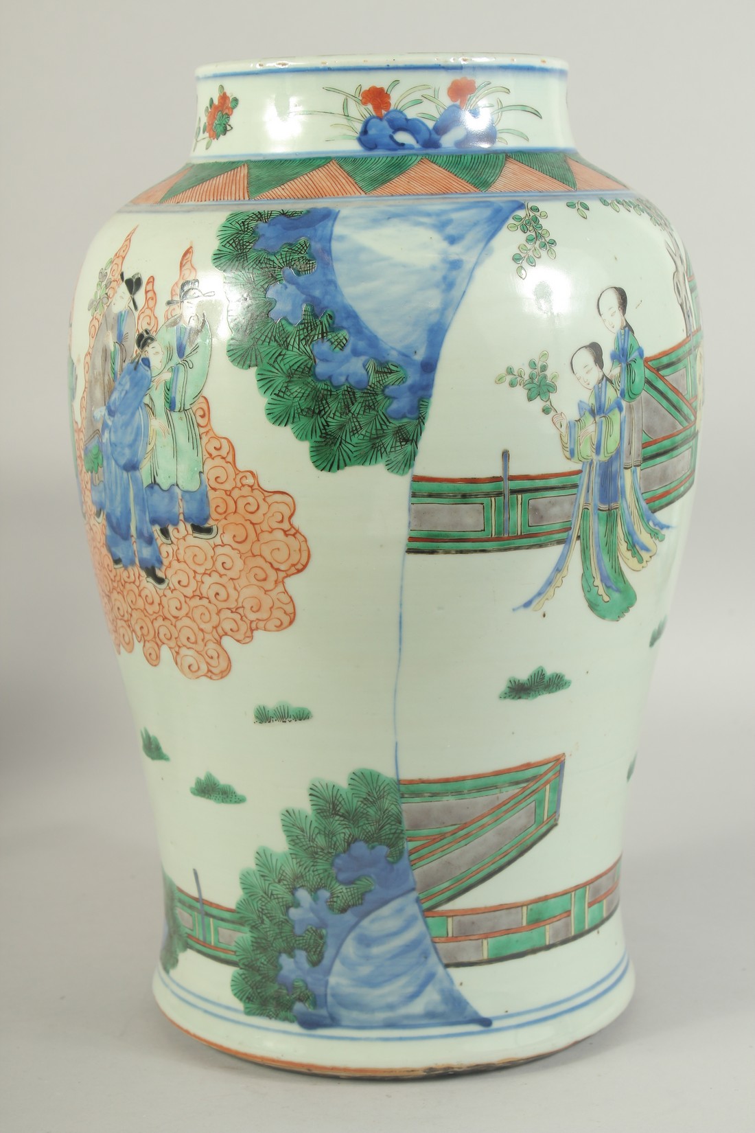 A LARGE 19TH CENTURY CHINESE FAMILLE VERTE AND CORAL RED PORCELAIN JAR, painted with various - Image 4 of 6