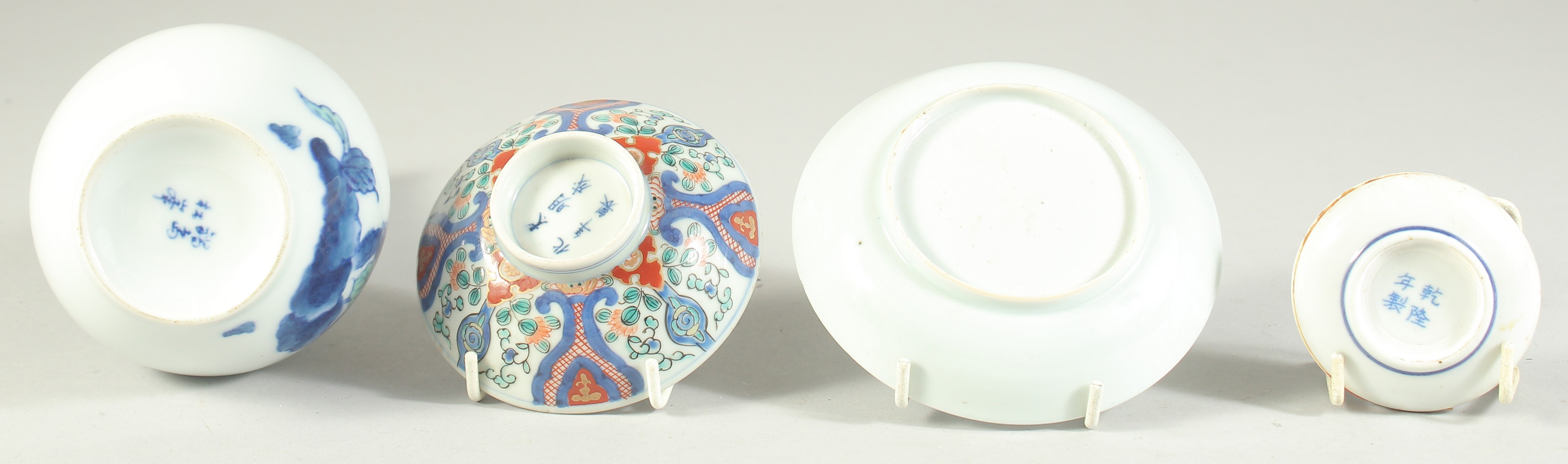 A JAPANESE PORCELAIN VASE AND DISH, together with a blue and white dish and box, (4). - Image 6 of 6