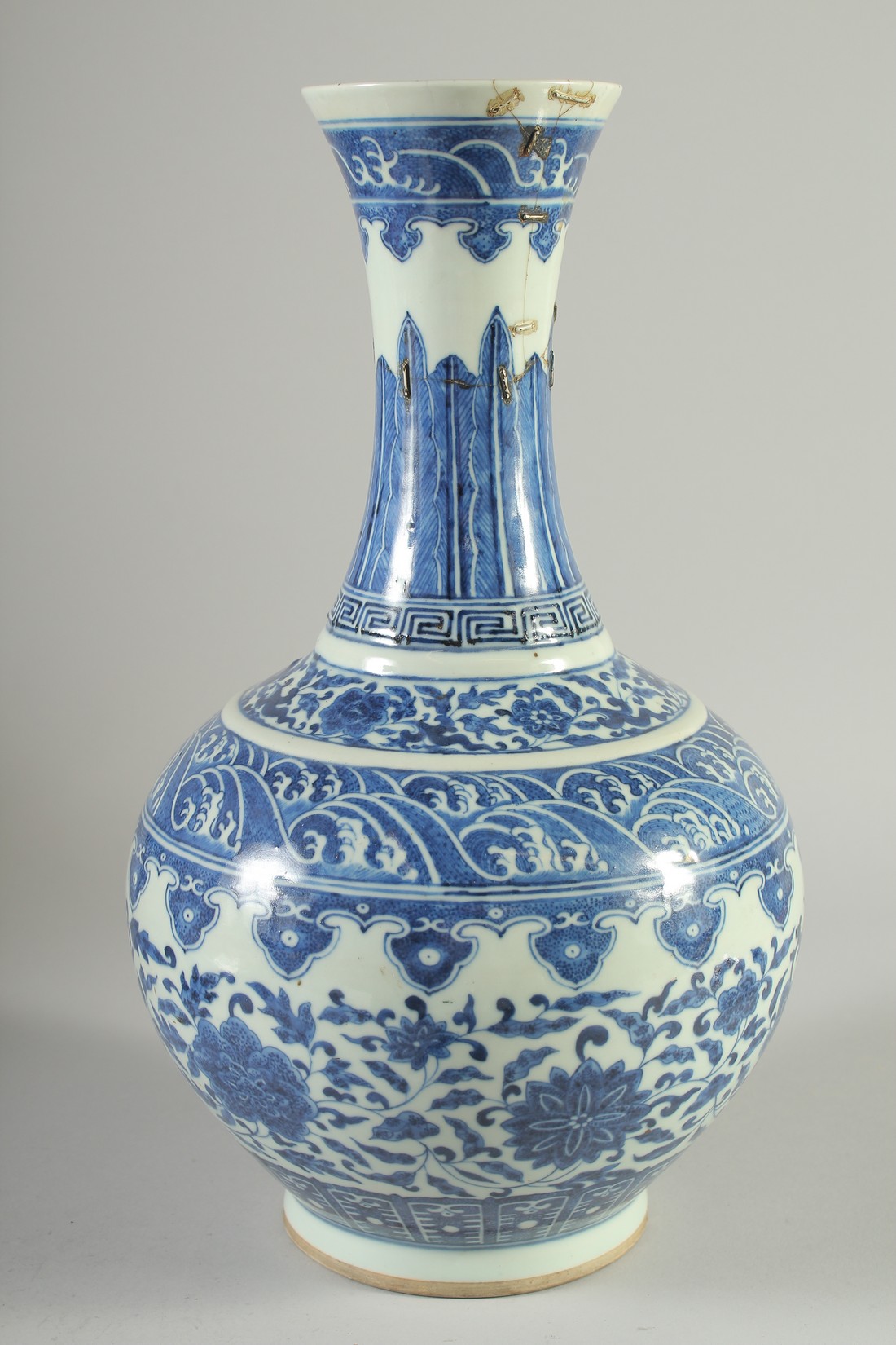 A LARGE 19TH CENTURY CHINESE BLUE AND WHITE PORCELAIN VASE, painted with bands of floral motifs with - Image 3 of 7