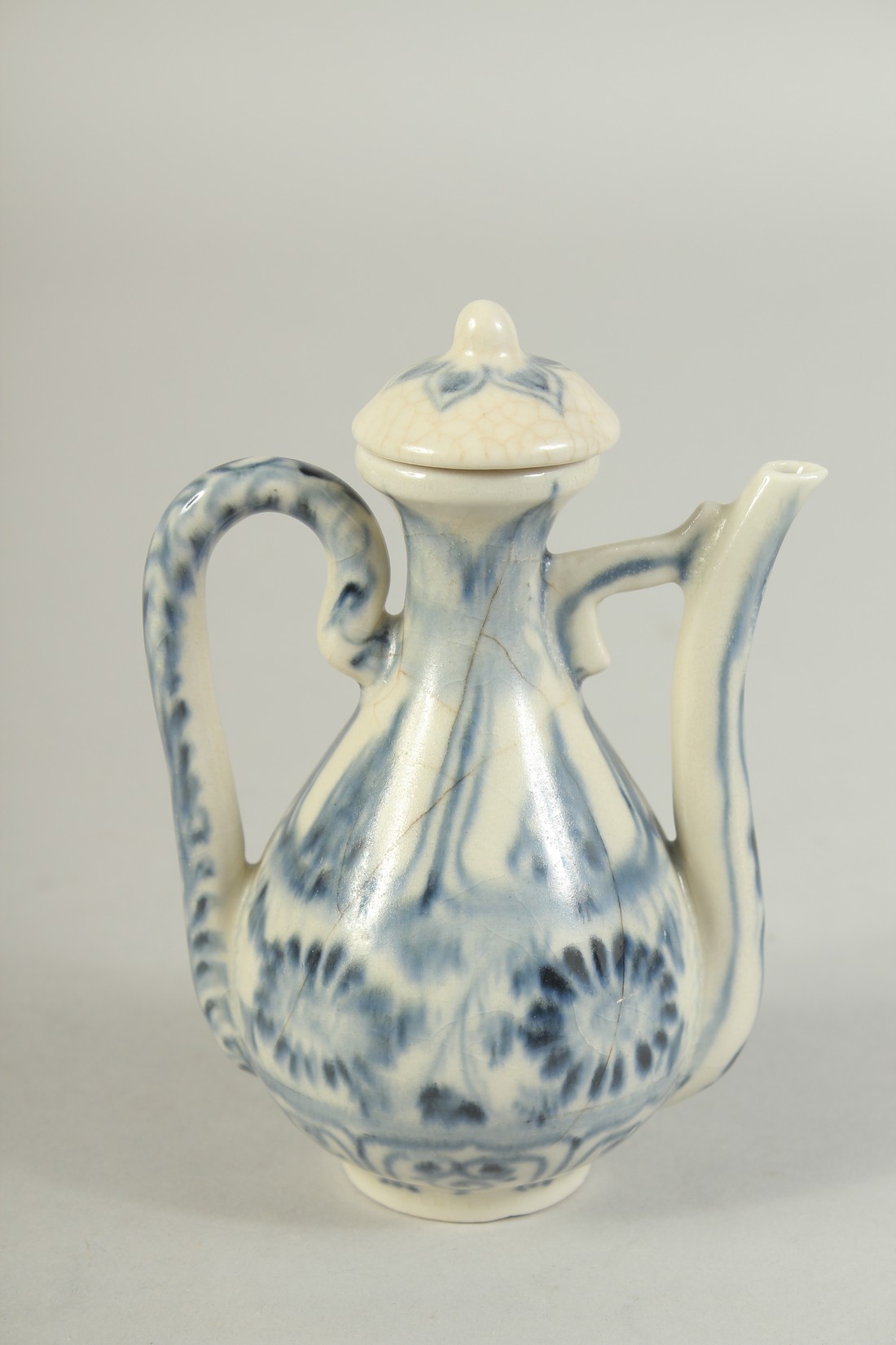 A SMALL CHINESE ISLAMIC MARKET BLUE AND WHITE LIDDED EWER, 12cm high. - Image 3 of 5